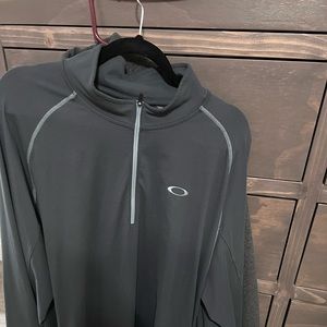 Men’s Oakley pullover